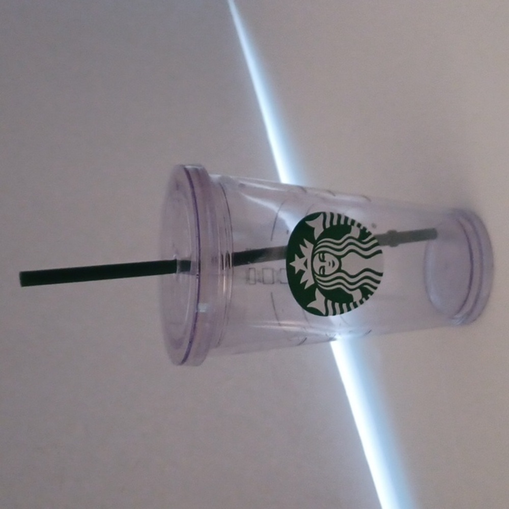 Starbucks clear 16oz cold cup with straw